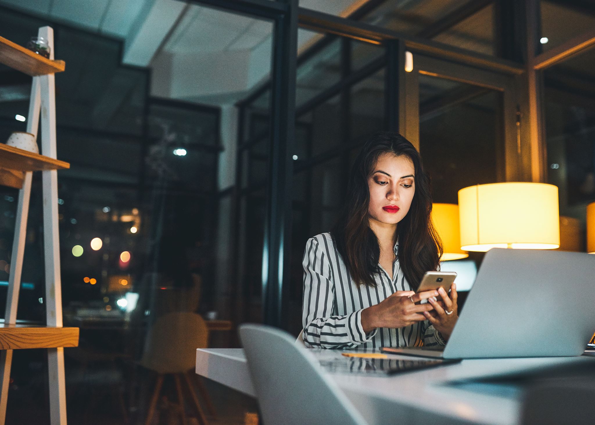 Businesswoman-using-smartphone